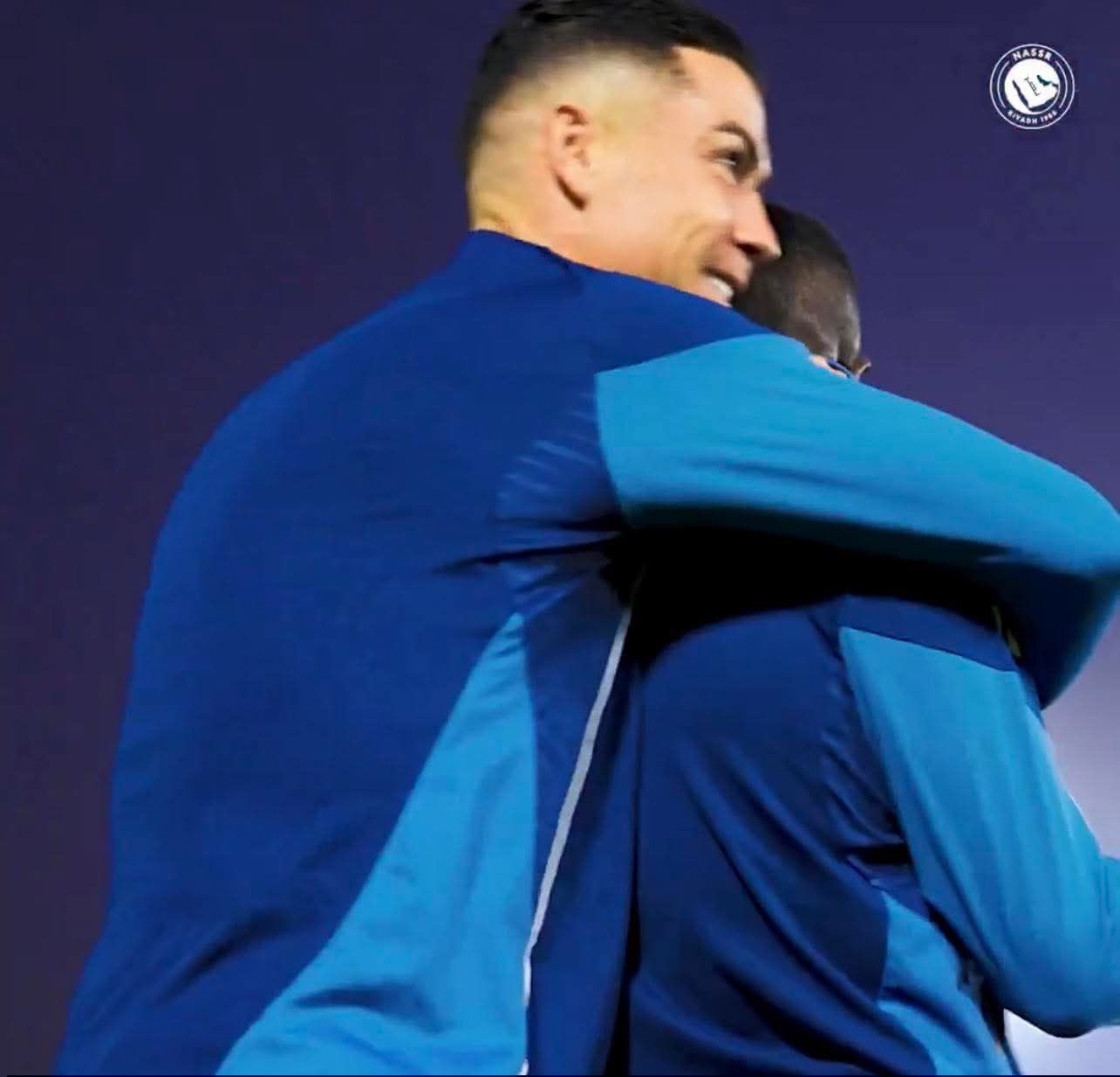 Ronaldo ôm Mane, biểu diễn kỹ thuật đỉnh trước trận Al Taawoun