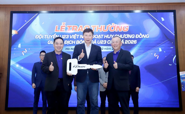 U.23 Việt Nam được thưởng xe máy xịn: Ông Kim và học trò háo hức trải nghiệm… ngay trên sân khấu