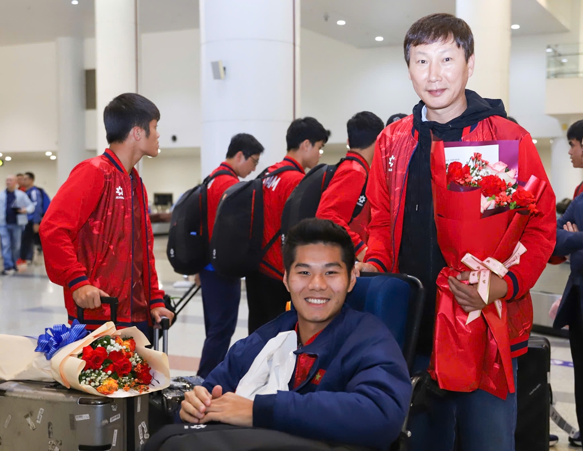 Xúc động hình ảnh HLV Kim Sang Sik đẩy xe lăn cho Hiểu Minh